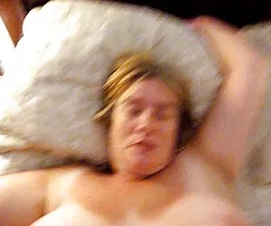 XXX La polla de Mia realmente se corre, con la ayuda de videos pornos de travestis con mujeres Danielle