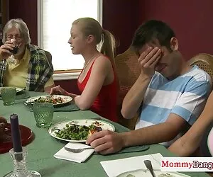 XXX MILF transexuales cogiendo rico cachonda chupa y folla a sus vecinos maduros enorme polla