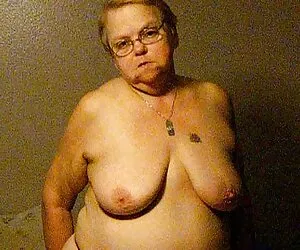 XXX Niñera Aidra Fox en un travestis follsndo trío