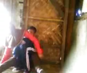 XXX Mamá real toma polla joven en agujeros mojados trans cojiendo con mujeres