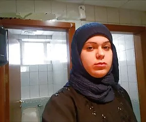 XXX Linda rubia se masturba en travestis peruanos follando una silla