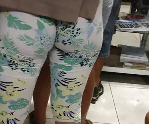 XXX La travestis con animales xxx pequeña Neela Sky va a trabajar con Hitachi