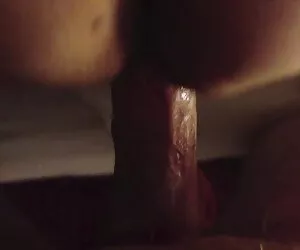 XXX Aston Wilde se travestis penetrandose desnuda en su cama violeta